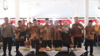 Foto: Bupati Madiun Hari Wuryanto bersama Ketua TP PKK menghadiri peringatan HUT ke-64 PWRI Kecamatan Geger sekaligus menyerahkan santunan kepada 105 anak yatim piatu di Pendopo Kecamatan Geger. Foto: Bupati Madiun Hari Wuryanto bersama Ketua TP PKK menghadiri peringatan HUT ke-64 PWRI Kecamatan Geger sekaligus menyerahkan santunan kepada 105 anak yatim piatu di Pendopo Kecamatan Geger.