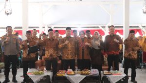 Foto: Bupati Madiun Hari Wuryanto bersama Ketua TP PKK menghadiri peringatan HUT ke-64 PWRI Kecamatan Geger sekaligus menyerahkan santunan kepada 105 anak yatim piatu di Pendopo Kecamatan Geger.