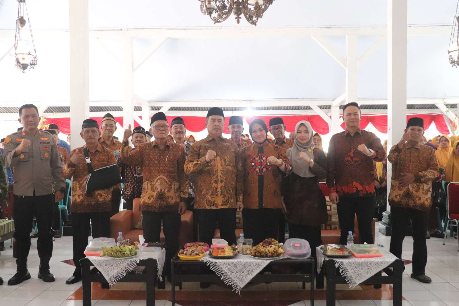 Foto: Bupati Madiun Hari Wuryanto bersama Ketua TP PKK menghadiri peringatan HUT ke-64 PWRI Kecamatan Geger sekaligus menyerahkan santunan kepada 105 anak yatim piatu di Pendopo Kecamatan Geger.