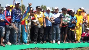 Foto: Bupati Madiun Hari Wuryanto membuka Lomba Merpati Madiun Bangkit Cup di Lapak Grobokan, Desa Grobokan, Kecamatan Jiwan, Kabupaten Madiun.