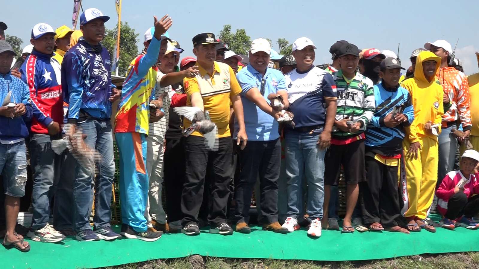 Foto: Bupati Madiun Hari Wuryanto membuka Lomba Merpati Madiun Bangkit Cup di Lapak Grobokan, Desa Grobokan, Kecamatan Jiwan, Kabupaten Madiun.