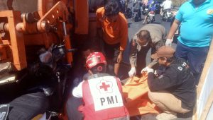 Foto: Petugas BPBD Kota Surabaya bersama tim gabungan melakukan evakuasi korban kecelakaan lalu lintas antara sepeda motor dan truk di Jalan Sememi Jaya, Surabaya.