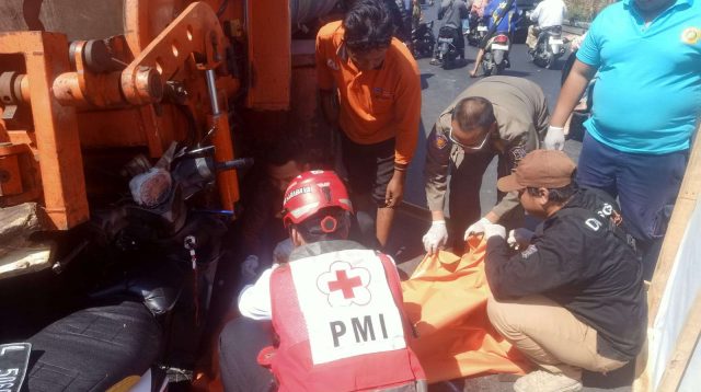 Foto: Petugas BPBD Kota Surabaya bersama tim gabungan melakukan evakuasi korban kecelakaan lalu lintas antara sepeda motor dan truk di Jalan Sememi Jaya, Surabaya.