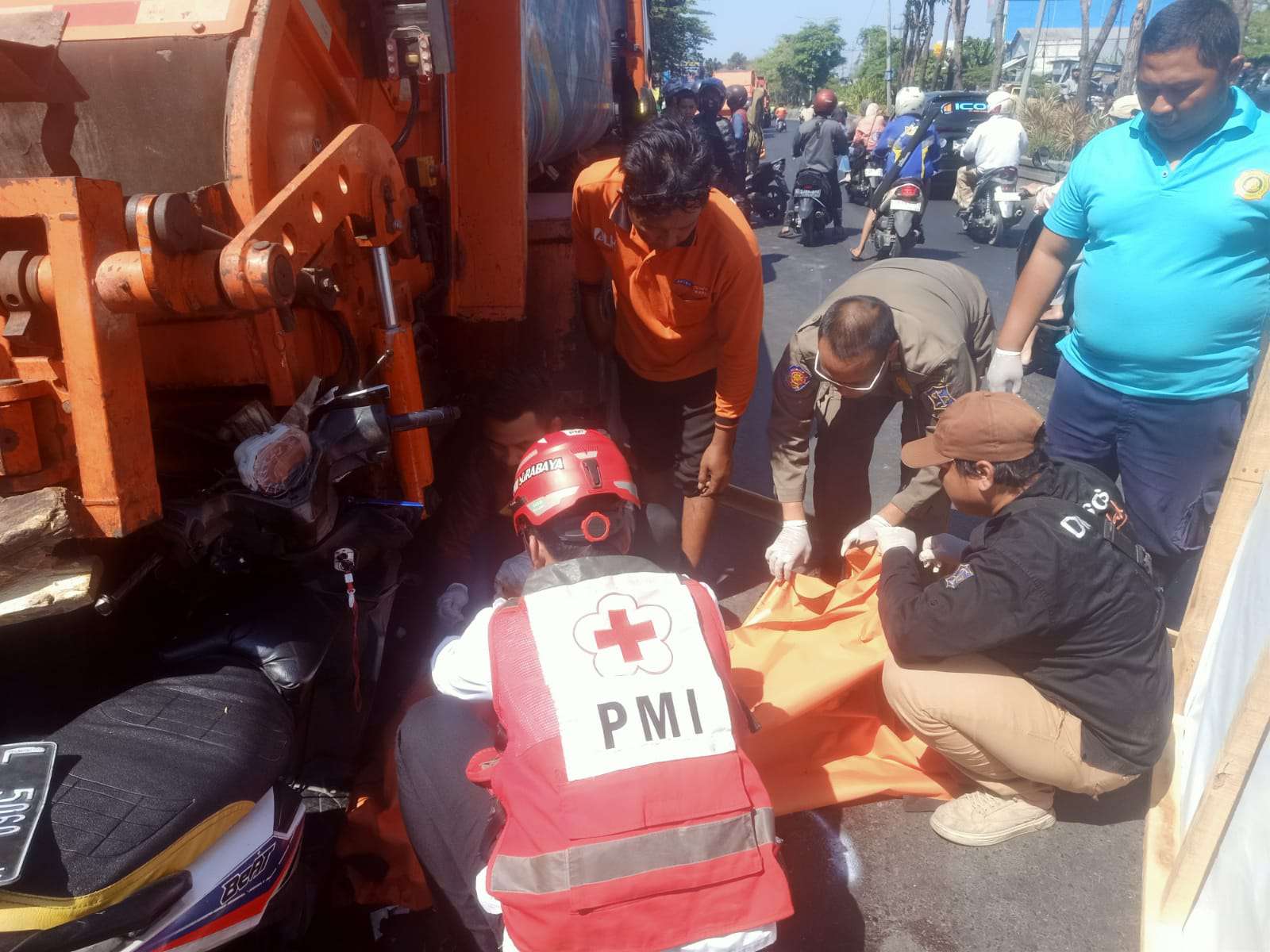 Foto: Petugas BPBD Kota Surabaya bersama tim gabungan melakukan evakuasi korban kecelakaan lalu lintas antara sepeda motor dan truk di Jalan Sememi Jaya, Surabaya.