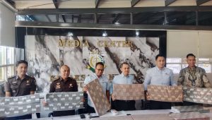 Foto: Kajari Surabaya Tri Anggoro Mukti menunjukkan proses penyetoran Rp9,05 miliar hasil rampasan perkara TPPU judi online ke kas negara.