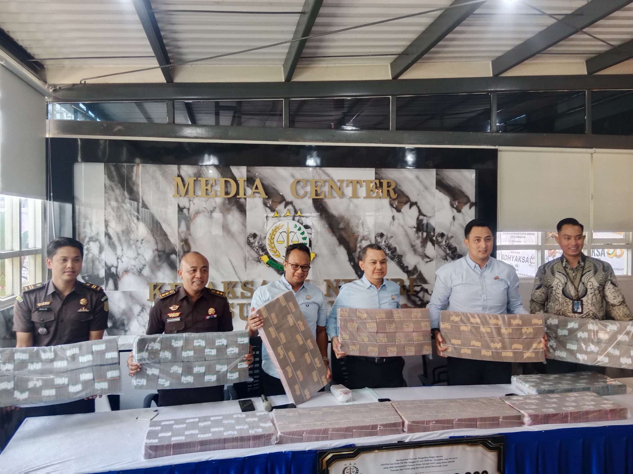 Foto: Kajari Surabaya Tri Anggoro Mukti menunjukkan proses penyetoran Rp9,05 miliar hasil rampasan perkara TPPU judi online ke kas negara.