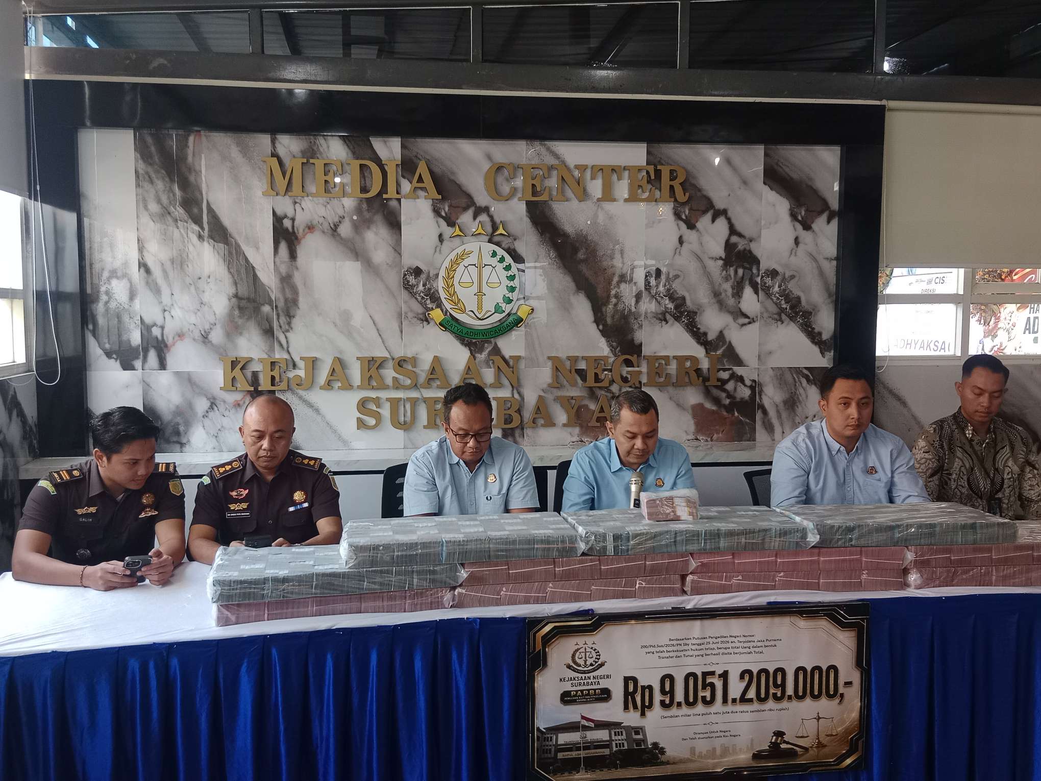 Foto: Kajari Surabaya Tri Anggoro Mukti menunjukkan proses penyetoran Rp9,05 miliar hasil rampasan perkara TPPU judi online ke kas negara.