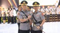 Foto: AKBP Ridwan Maliki menerima tongkat estafet kepemimpinan sebagai Kapolres Madiun dalam prosesi serah terima jabatan di Mapolda Jawa Timur, Selasa 28 Juli 2026.