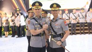 Foto: AKBP Ridwan Maliki menerima tongkat estafet kepemimpinan sebagai Kapolres Madiun dalam prosesi serah terima jabatan di Mapolda Jawa Timur, Selasa 28 Juli 2026.