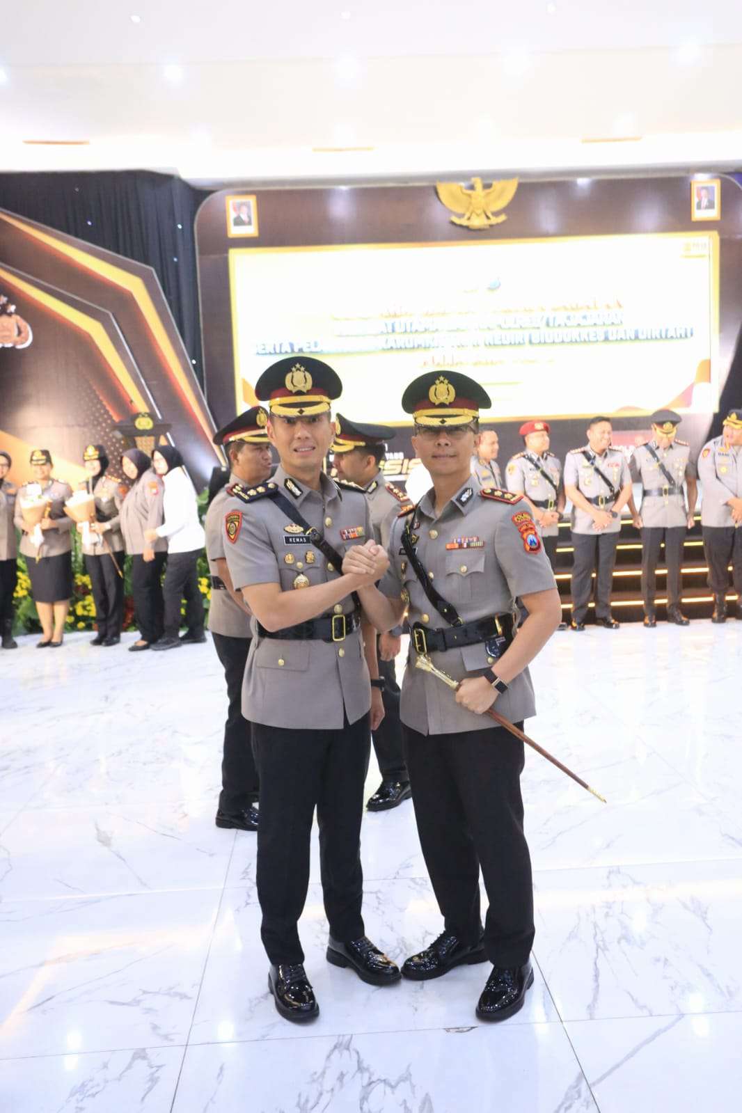 Foto: AKBP Ridwan Maliki menerima tongkat estafet kepemimpinan sebagai Kapolres Madiun dalam prosesi serah terima jabatan di Mapolda Jawa Timur, Selasa 28 Juli 2026.