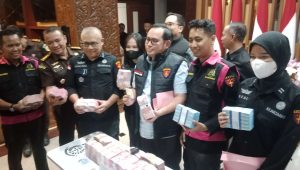 Foto: Aspidsus Kejati Jawa Timur Dr. I Gede Punia Atmaja saat konferensi pers penetapan tersangka baru kasus dugaan pungli perizinan Dinas ESDM Jawa Timur dan penyitaan aset senilai Rp5,54 miliar.