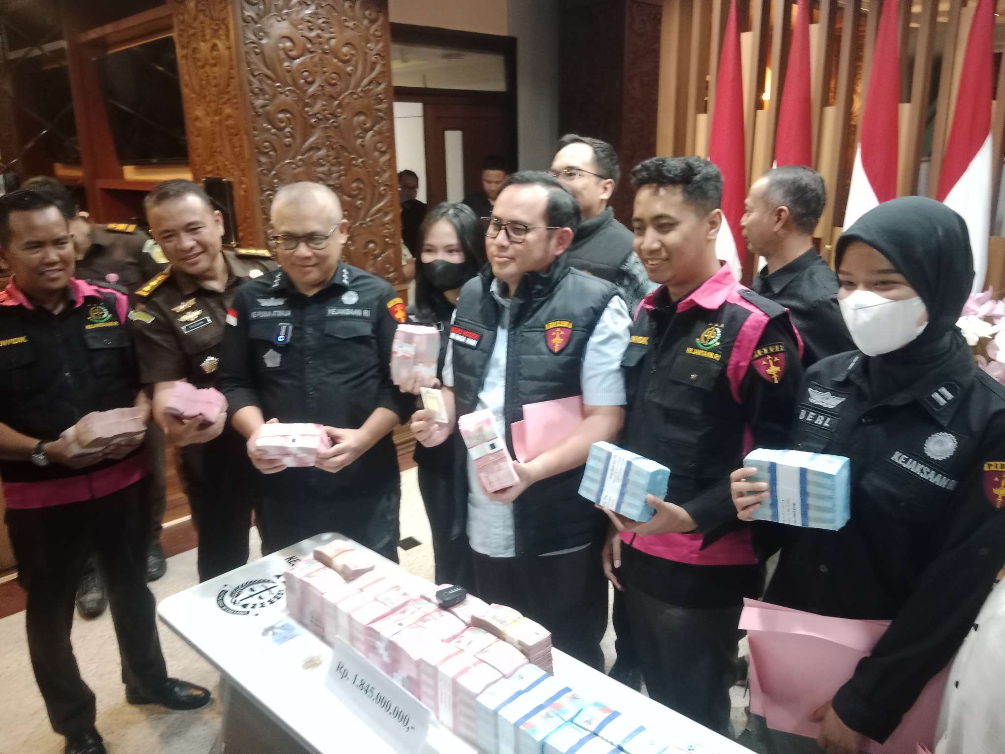 Foto: Aspidsus Kejati Jawa Timur Dr. I Gede Punia Atmaja saat konferensi pers penetapan tersangka baru kasus dugaan pungli perizinan Dinas ESDM Jawa Timur dan penyitaan aset senilai Rp5,54 miliar.