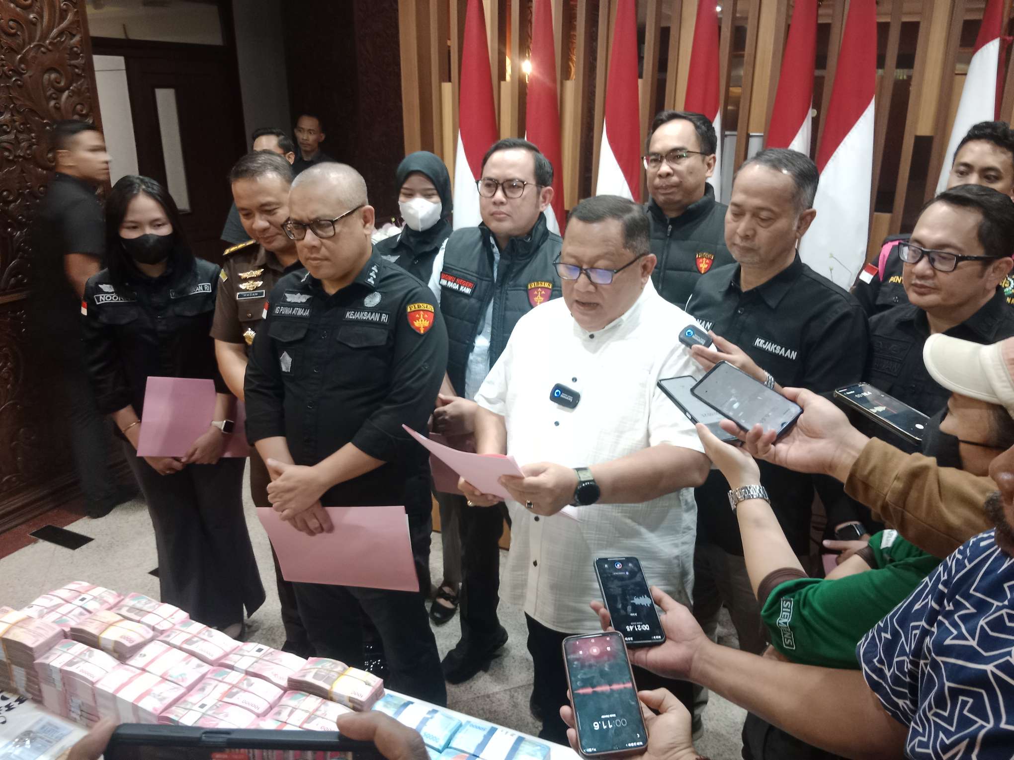 Foto: Aspidsus Kejati Jawa Timur Dr. I Gede Punia Atmaja saat konferensi pers penetapan tersangka baru kasus dugaan pungli perizinan Dinas ESDM Jawa Timur dan penyitaan aset senilai Rp5,54 miliar.