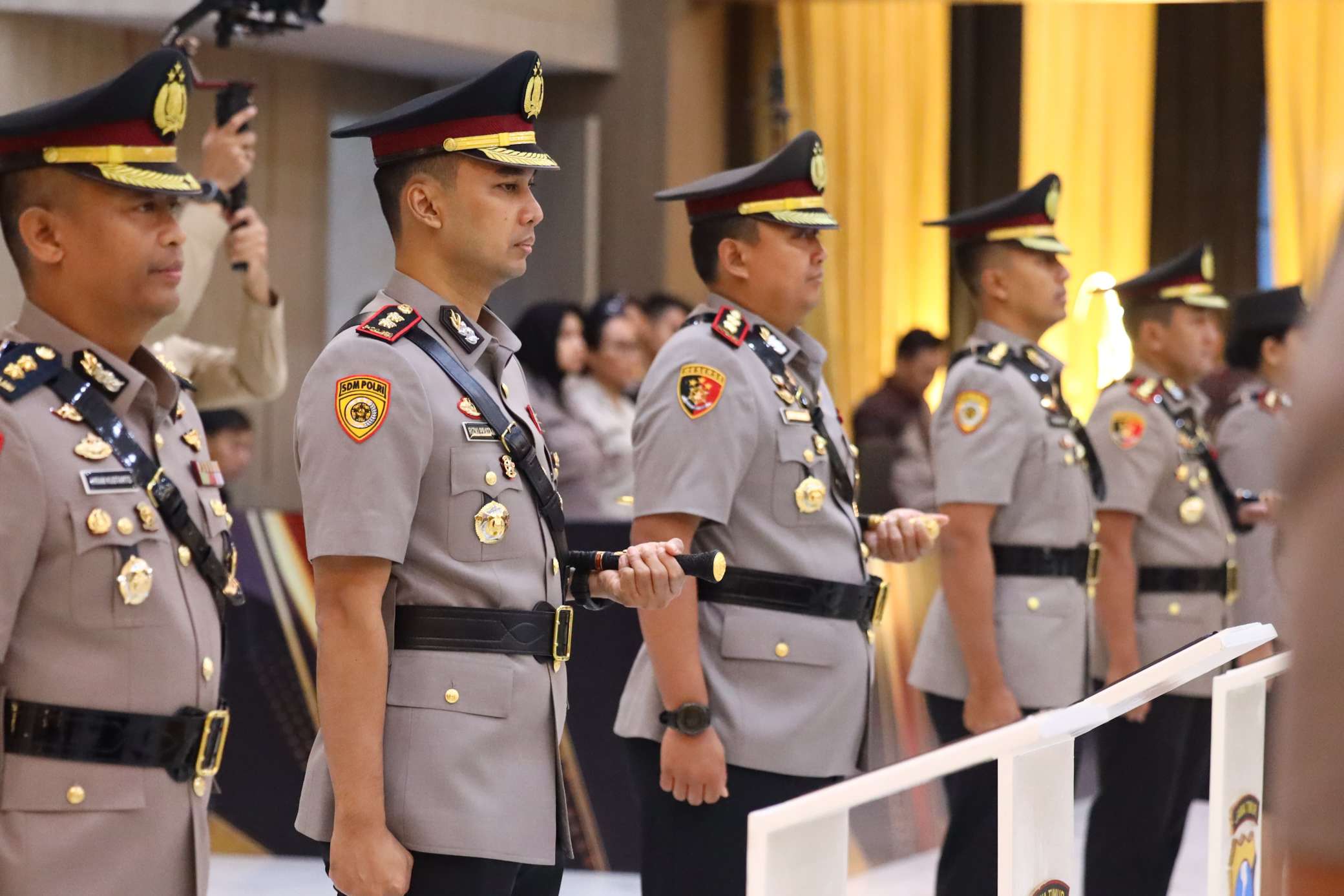 Foto: AKBP Rizki Pratama Wida Prastianto mengikuti serah terima jabatan sebagai Kapolres Madiun Kota di Gedung Semeru Polda Jawa Timur pada 28 Juli 2026.
