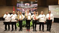 Foto: Polres Pelabuhan Tanjung Perak menerima Piala dan Piagam Penghargaan Ungkap Kasus Terbanyak Semester I Tahun 2026 dari Polda Jawa Timur sebagai bentuk apresiasi atas keberhasilan penegakan hukum.