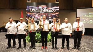 Foto: Polres Pelabuhan Tanjung Perak menerima Piala dan Piagam Penghargaan Ungkap Kasus Terbanyak Semester I Tahun 2026 dari Polda Jawa Timur sebagai bentuk apresiasi atas keberhasilan penegakan hukum.