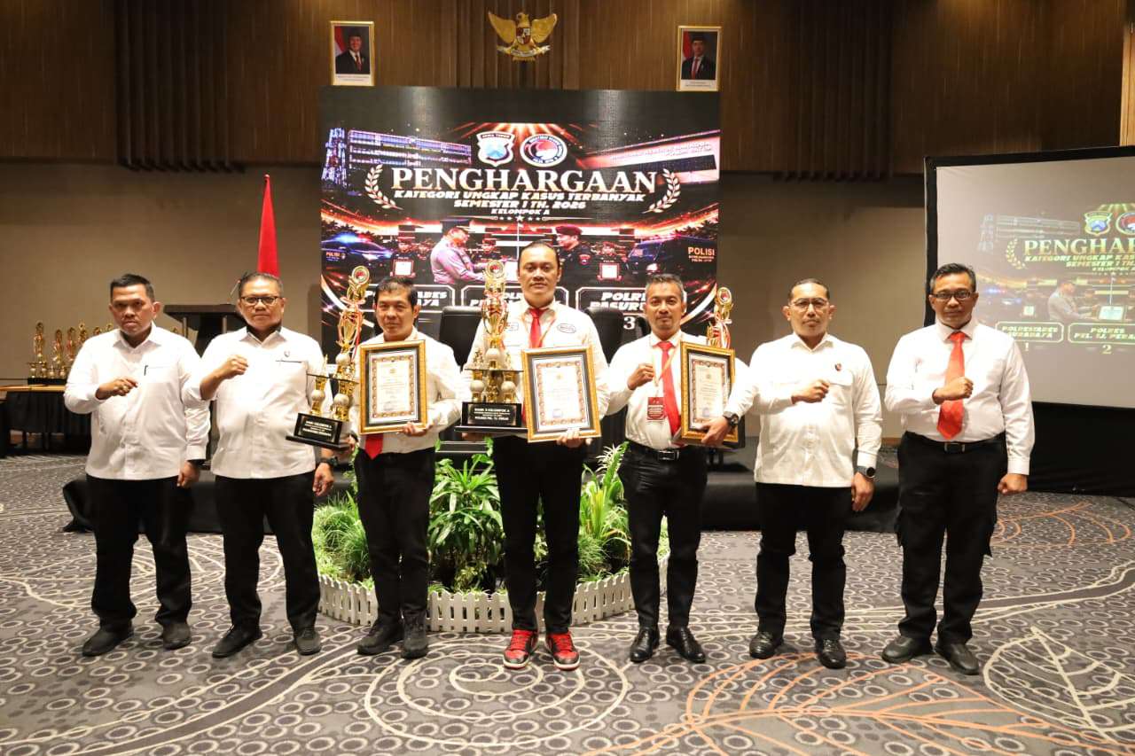 Foto: Polres Pelabuhan Tanjung Perak menerima Piala dan Piagam Penghargaan Ungkap Kasus Terbanyak Semester I Tahun 2026 dari Polda Jawa Timur sebagai bentuk apresiasi atas keberhasilan penegakan hukum.
