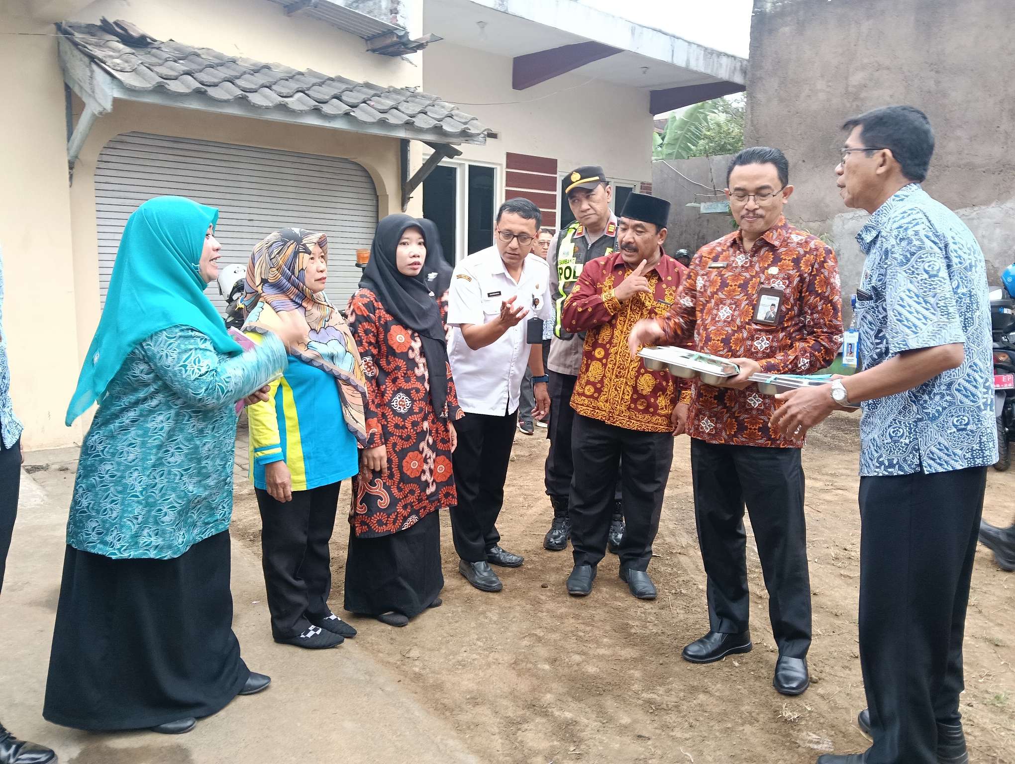 Foto: Kepala Perwakilan Kemendukbangga/BKKBN Jawa Timur Shodiqin menyerahkan bantuan Program GENTING kepada keluarga risiko stunting pada puncak Harganas ke-33 Tahun 2026 di Kabupaten Malang.