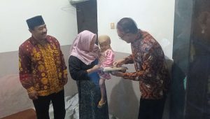Foto: Kepala Perwakilan Kemendukbangga/BKKBN Jawa Timur Shodiqin menyerahkan bantuan Program GENTING kepada keluarga risiko stunting pada puncak Harganas ke-33 Tahun 2026 di Kabupaten Malang.