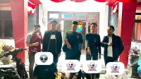 Foto: Petugas Unit Reskrim Polsek Blega menunjukkan dua tersangka kasus pencurian kendaraan bermotor dan penggelapan yang berhasil diamankan di Bangkalan.