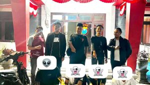 Foto: Petugas Unit Reskrim Polsek Blega menunjukkan dua tersangka kasus pencurian kendaraan bermotor dan penggelapan yang berhasil diamankan di Bangkalan.