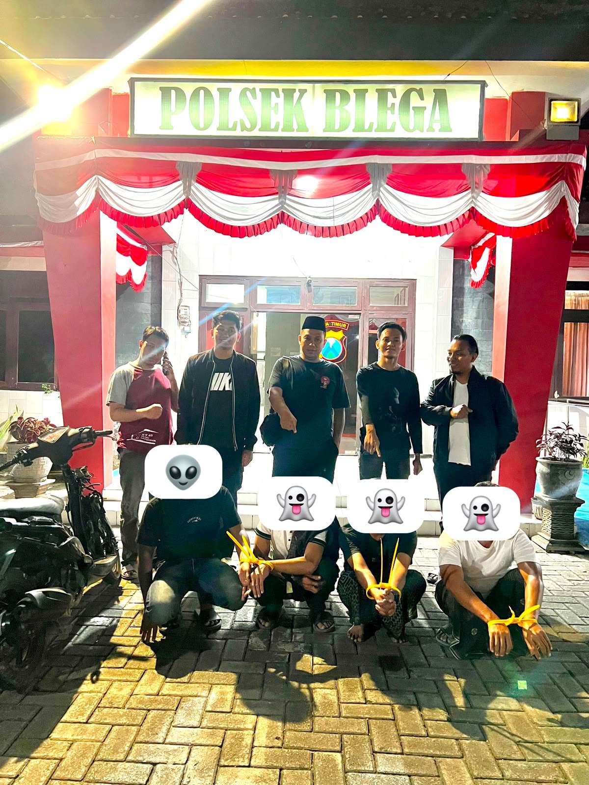 Foto: Petugas Unit Reskrim Polsek Blega menunjukkan dua tersangka kasus pencurian kendaraan bermotor dan penggelapan yang berhasil diamankan di Bangkalan.