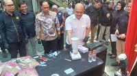 Foto: Kasatresnarkoba Polrestabes Surabaya AKBP Dodi Pratama saat pemusnahan barang bukti narkotika dari 469 perkara yang diselesaikan melalui mekanisme Restorative Justice periode Januari 2023 hingga Juni 2026.