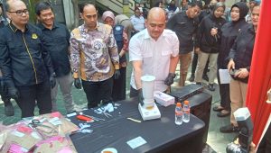 Foto: Kasatresnarkoba Polrestabes Surabaya AKBP Dodi Pratama saat pemusnahan barang bukti narkotika dari 469 perkara yang diselesaikan melalui mekanisme Restorative Justice periode Januari 2023 hingga Juni 2026.