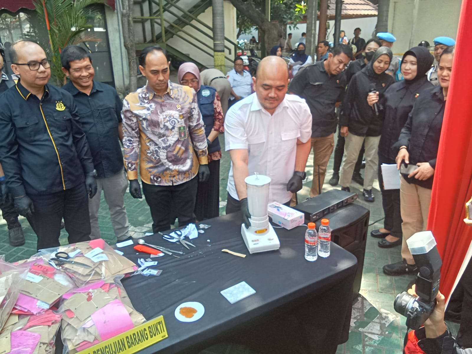 Foto: Kasatresnarkoba Polrestabes Surabaya AKBP Dodi Pratama saat pemusnahan barang bukti narkotika dari 469 perkara yang diselesaikan melalui mekanisme Restorative Justice periode Januari 2023 hingga Juni 2026.