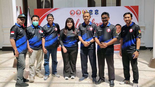 Foto: Dr. Herlina Harsono Njoto menerima pataka saat dilantik sebagai Ketua Umum PRUI Kota Surabaya periode 2026–2030 di Gedung Merah Putih Surabaya