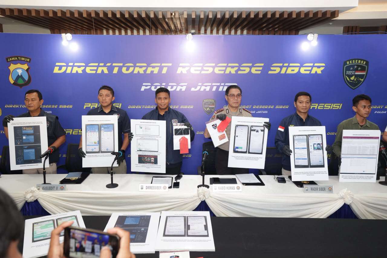 Foto: Ditressiber Polda Jatim menunjukkan barang bukti dalam konferensi pers pengungkapan kasus peretasan 260 website yang disalahgunakan untuk promosi judi online.