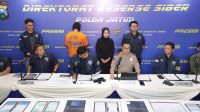 Foto: Ditressiber Polda Jatim menunjukkan barang bukti dalam konferensi pers pengungkapan kasus peretasan 260 website yang disalahgunakan untuk promosi judi online.