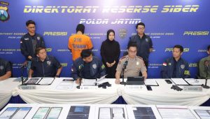 Foto: Ditressiber Polda Jatim menunjukkan barang bukti dalam konferensi pers pengungkapan kasus peretasan 260 website yang disalahgunakan untuk promosi judi online.