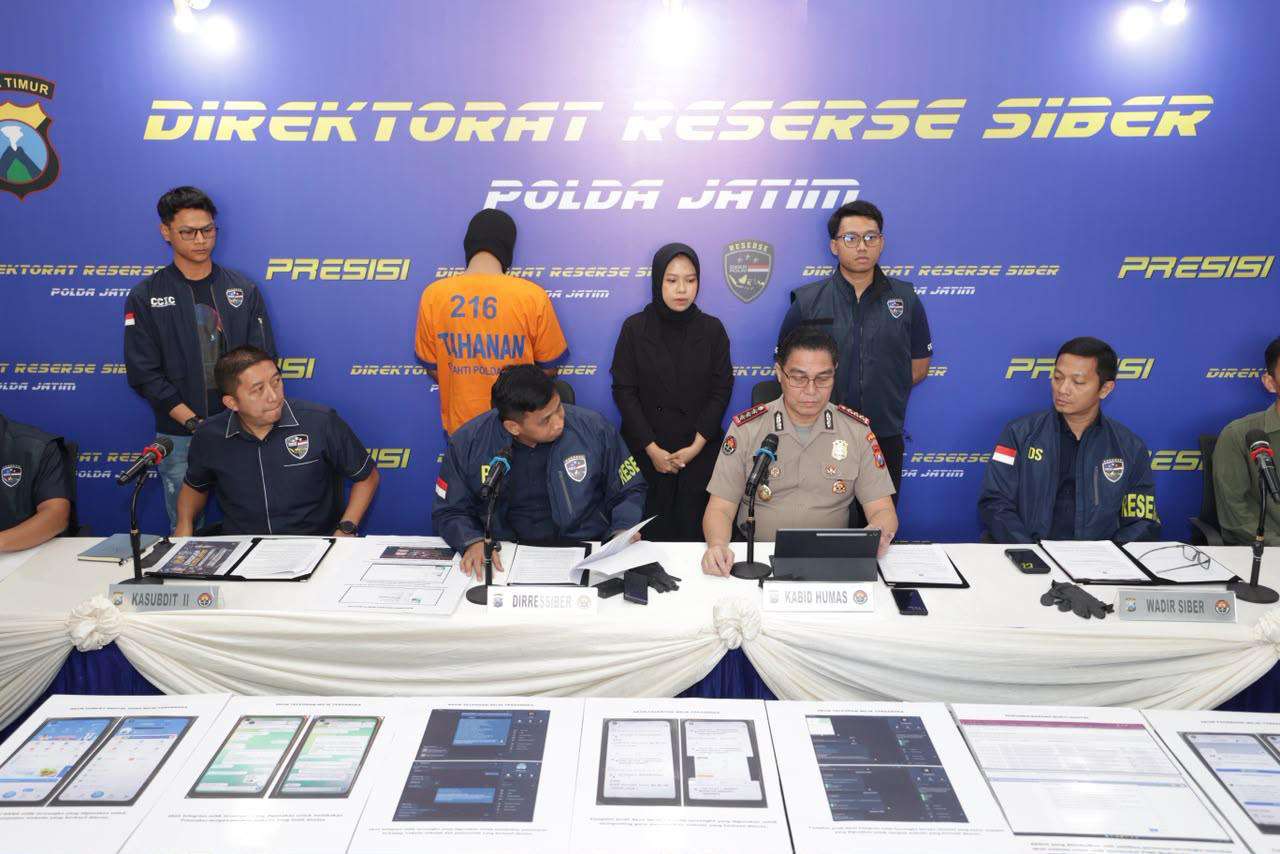 Foto: Ditressiber Polda Jatim menunjukkan barang bukti dalam konferensi pers pengungkapan kasus peretasan 260 website yang disalahgunakan untuk promosi judi online.