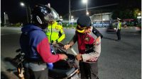 Foto: Personel Polres Madiun Kota melaksanakan penyekatan di wilayah hukum setempat sebagai langkah antisipasi pengerahan massa menuju Surabaya pada Kamis malam 30 Juli 2026. Foto: Personel Polres Madiun Kota melaksanakan penyekatan di wilayah hukum setempat sebagai langkah antisipasi pengerahan massa menuju Surabaya pada Kamis malam 30 Juli 2026.