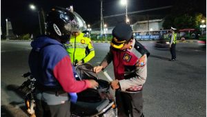 Foto: Personel Polres Madiun Kota melaksanakan penyekatan di wilayah hukum setempat sebagai langkah antisipasi pengerahan massa menuju Surabaya pada Kamis malam 30 Juli 2026.