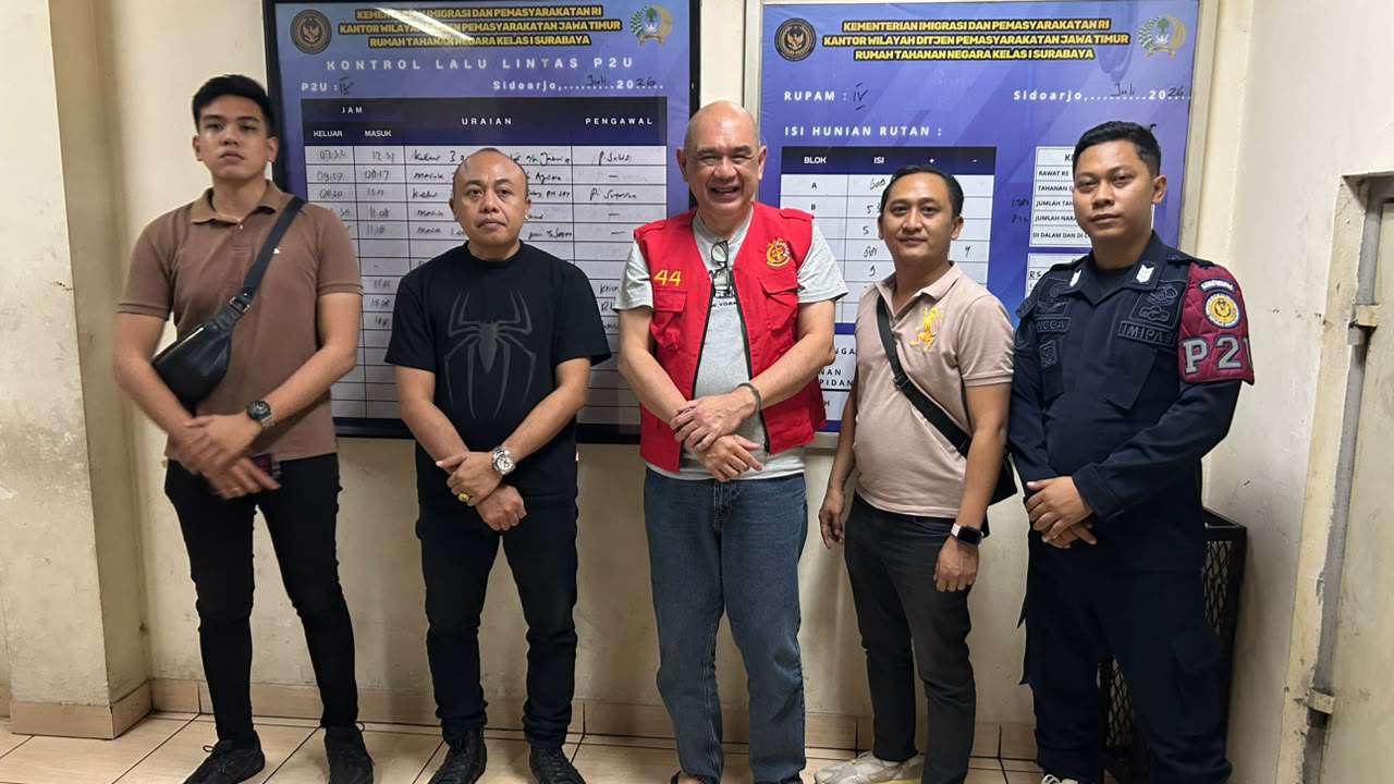 Foto: Tim Tangkap Buron Kejari Surabaya mengamankan terpidana penipuan modal usaha gula Rp10 miliar, Mulia Wirjanto.