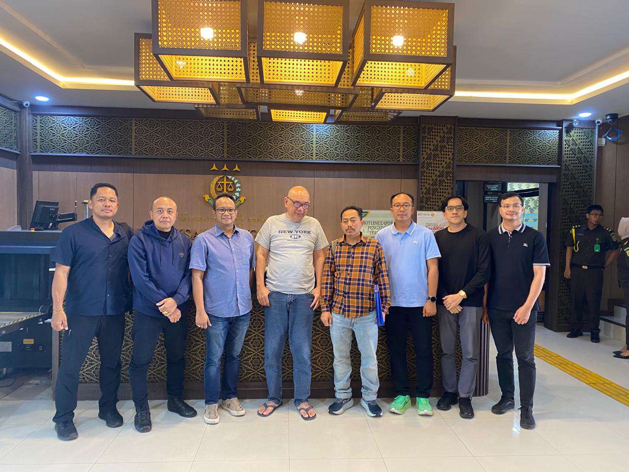 Foto: Tim Tangkap Buron Kejari Surabaya mengamankan terpidana penipuan modal usaha gula Rp10 miliar, Mulia Wirjanto.