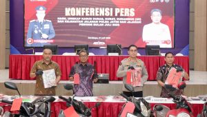 Foto: Konferensi pers Polda Jawa Timur mengungkap 178 kasus 3C dengan 206 tersangka selama Juli 2026.
