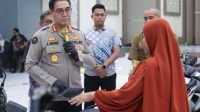 Foto: Kabid Humas Polda Jatim menyerahkan secara simbolis kendaraan hasil ungkap kasus curanmor kepada para korban di Gedung Mahameru Polda Jatim, Surabaya