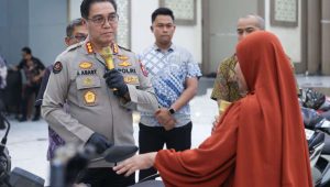 Foto: Kabid Humas Polda Jatim menyerahkan secara simbolis kendaraan hasil ungkap kasus curanmor kepada para korban di Gedung Mahameru Polda Jatim, Surabaya