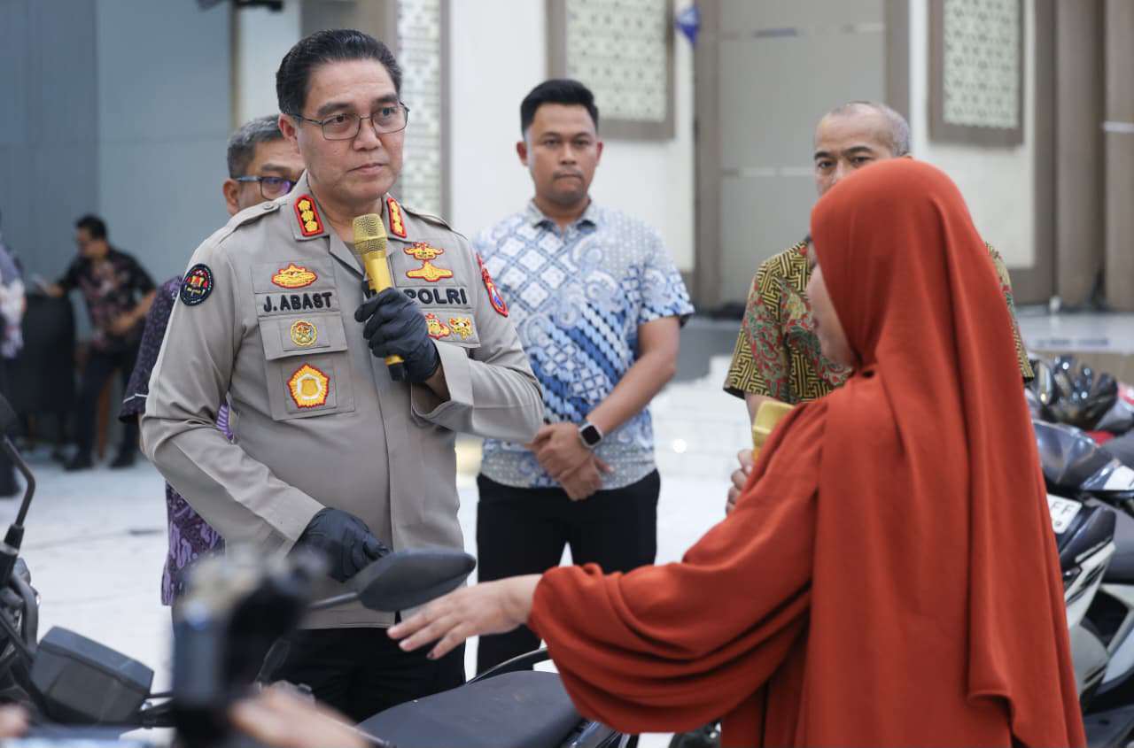 Foto: Kabid Humas Polda Jatim menyerahkan secara simbolis kendaraan hasil ungkap kasus curanmor kepada para korban di Gedung Mahameru Polda Jatim, Surabaya