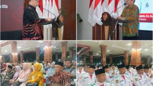 Foto: Bupati Madiun memberikan apresiasi kepada anggota Paskibraka Kabupaten Madiun dalam Malam Resepsi Kenegaraan HUT ke-81 RI