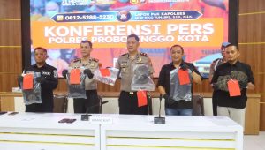 Foto: Kapolres Probolinggo Kota menunjukkan barang bukti dalam konferensi pers pengungkapan kasus pembunuhan pengamen manusia silver dengan dua tersangka yang telah diamankan