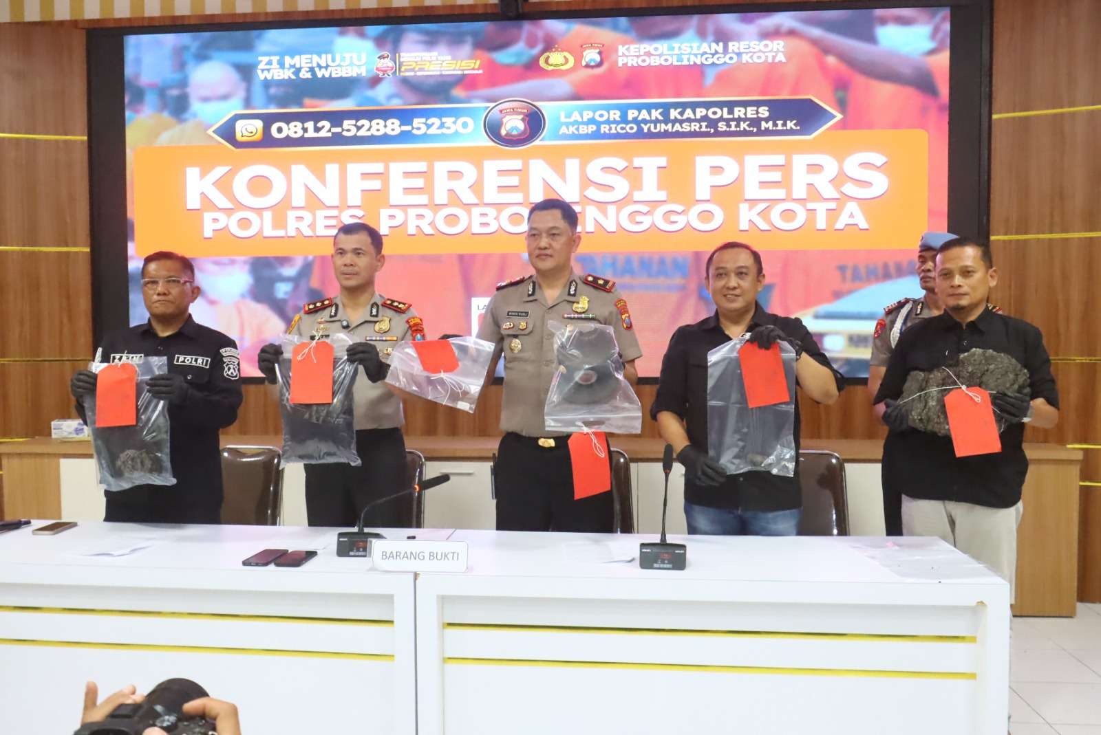 Foto: Kapolres Probolinggo Kota menunjukkan barang bukti dalam konferensi pers pengungkapan kasus pembunuhan pengamen manusia silver dengan dua tersangka yang telah diamankan