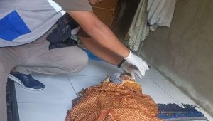 Foto: Tim medis melakukan penanganan seorang pria yang meninggal dunia secara wajar di kawasan Pasar UKA, Kecamatan Benowo, Surabaya.