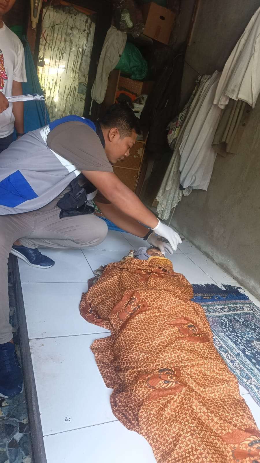 Foto: Tim medis melakukan penanganan seorang pria yang meninggal dunia secara wajar di kawasan Pasar UKA, Kecamatan Benowo, Surabaya.