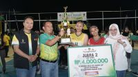Foto: Bupati Madiun Hari Wuryanto menyerahkan hadiah kepada para juara Kejuaraan Bola Voli Bupati Cup Antar Kecamatan 2026 di Lapangan Desa Ngale, Kecamatan Pilangkenceng. Foto: Bupati Madiun Hari Wuryanto menyerahkan hadiah kepada para juara Kejuaraan Bola Voli Bupati Cup Antar Kecamatan 2026 di Lapangan Desa Ngale, Kecamatan Pilangkenceng.