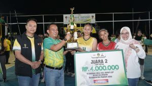 Foto: Bupati Madiun Hari Wuryanto menyerahkan hadiah kepada para juara Kejuaraan Bola Voli Bupati Cup Antar Kecamatan 2026 di Lapangan Desa Ngale, Kecamatan Pilangkenceng.