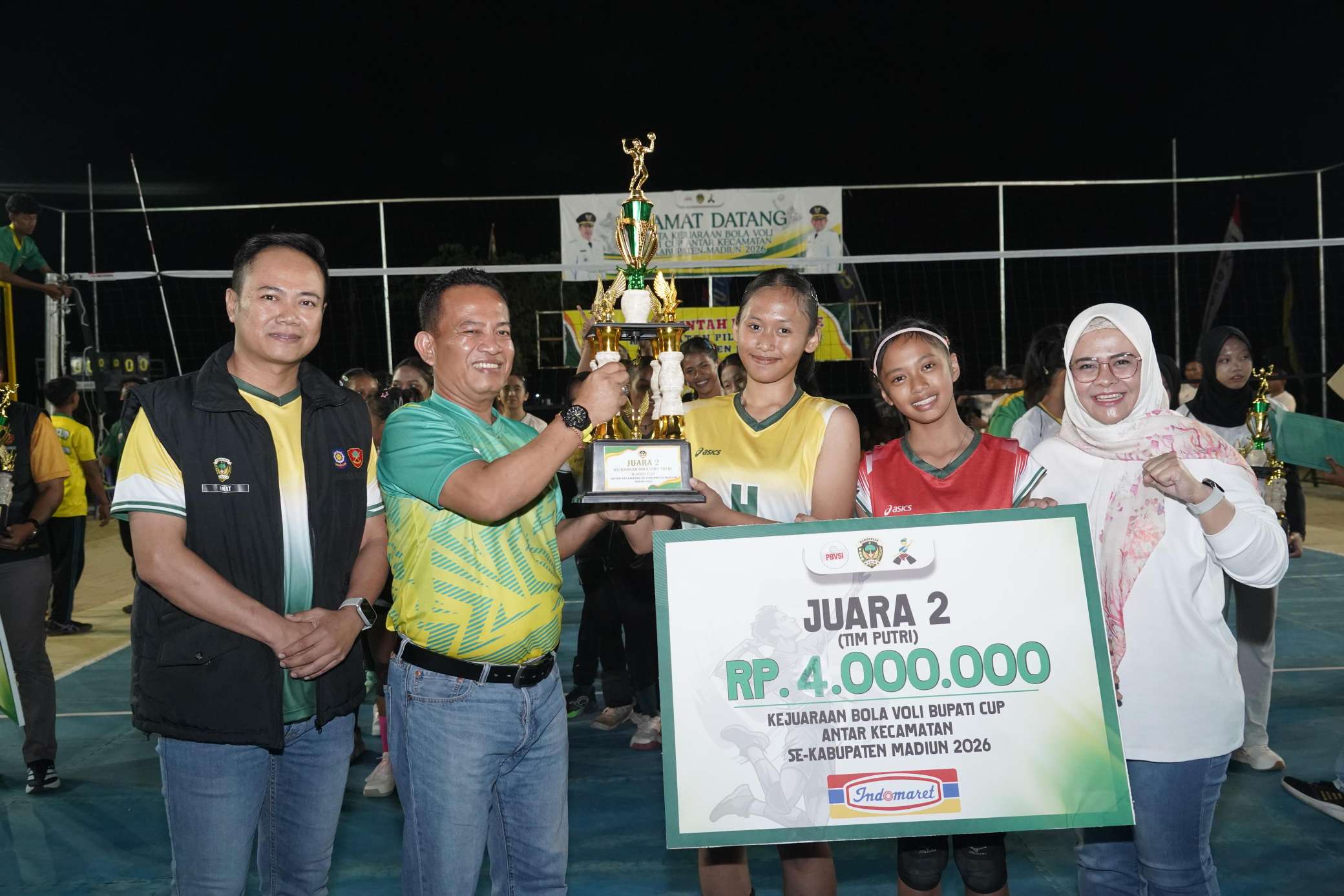 Foto: Bupati Madiun Hari Wuryanto menyerahkan hadiah kepada para juara Kejuaraan Bola Voli Bupati Cup Antar Kecamatan 2026 di Lapangan Desa Ngale, Kecamatan Pilangkenceng.
